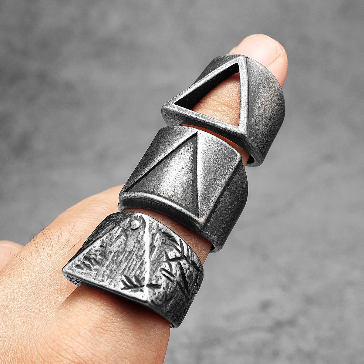 Retro Triangle Men Rings Stain - đánh giá và giá Vintage Fashion Newtown